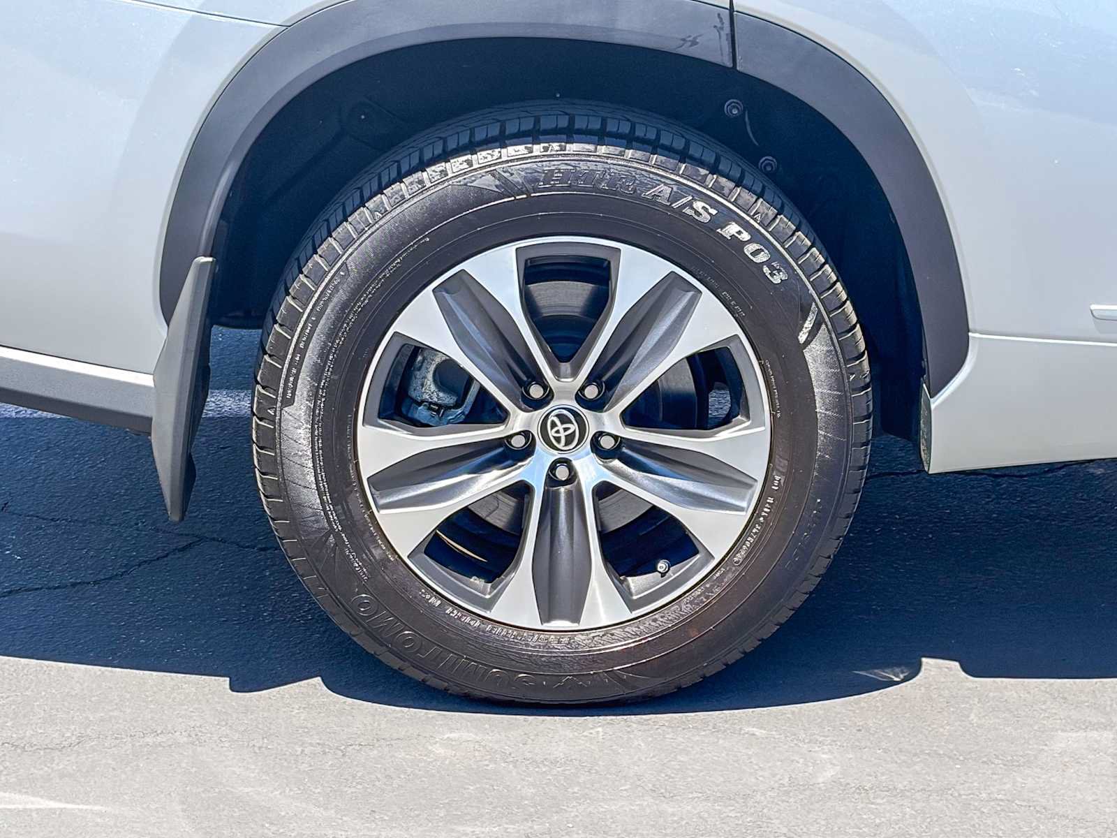 Used 2021 Toyota Highlander XLE AWD/4WD image 10