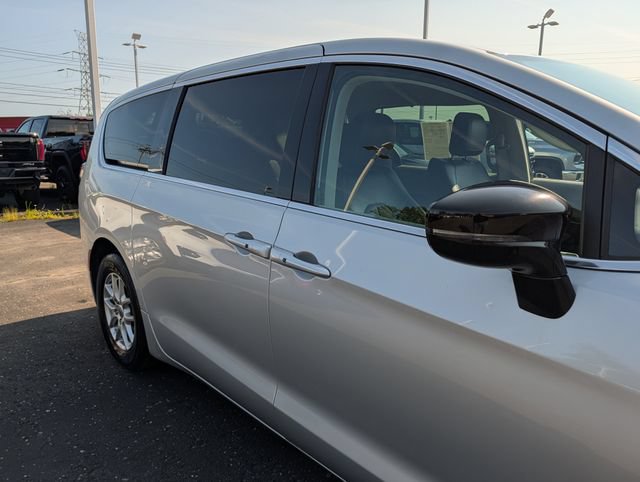 Used 2024 Chrysler Pacifica Touring-L FWD image 10