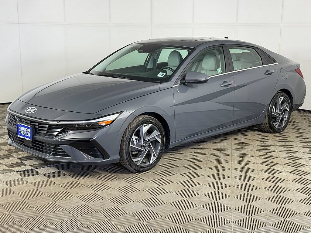 Certified 2025 Hyundai Elantra Limited FWD image 10