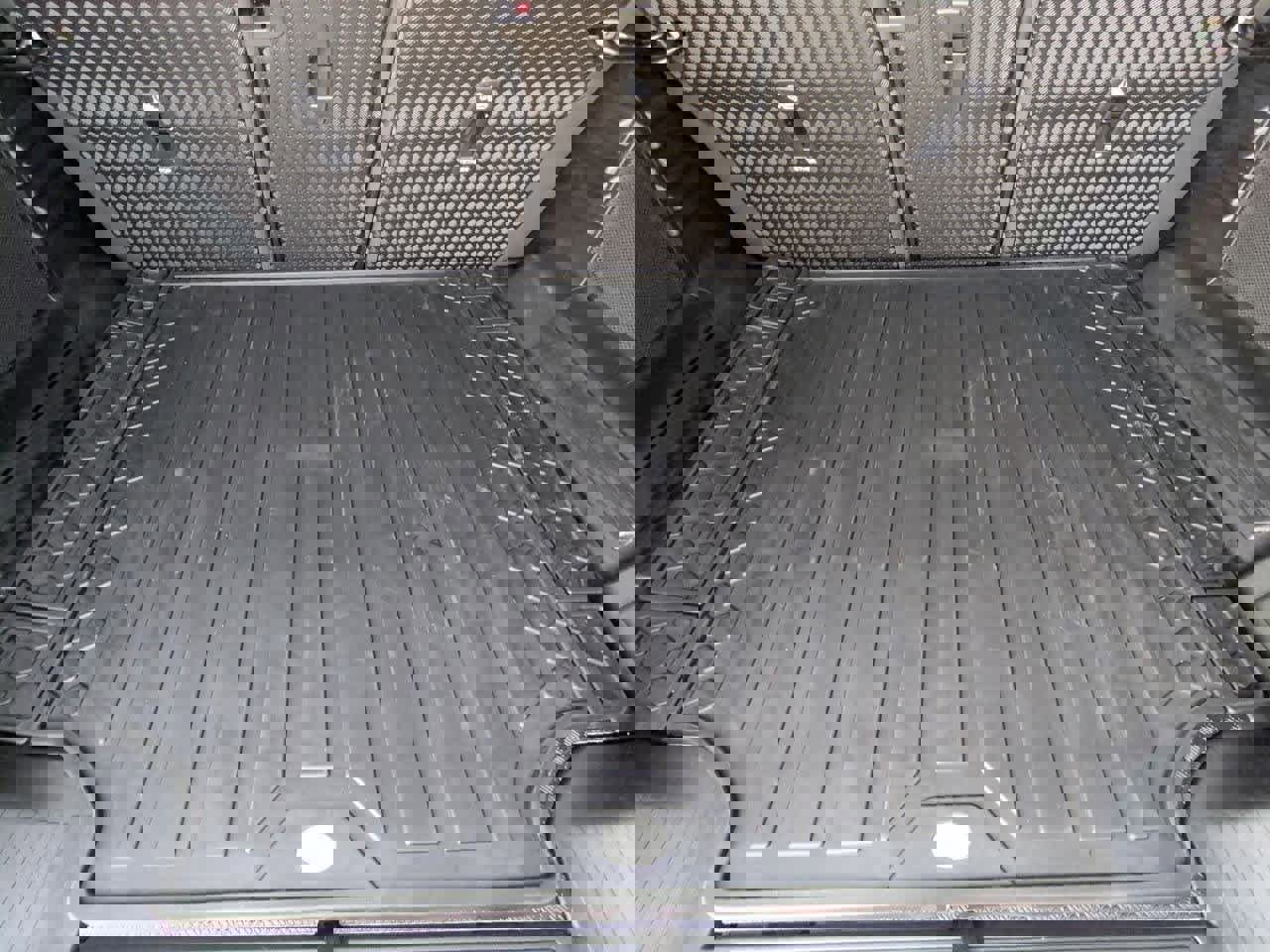 New 2026 Land Rover Defender 110 X-Dynamic SE image 36