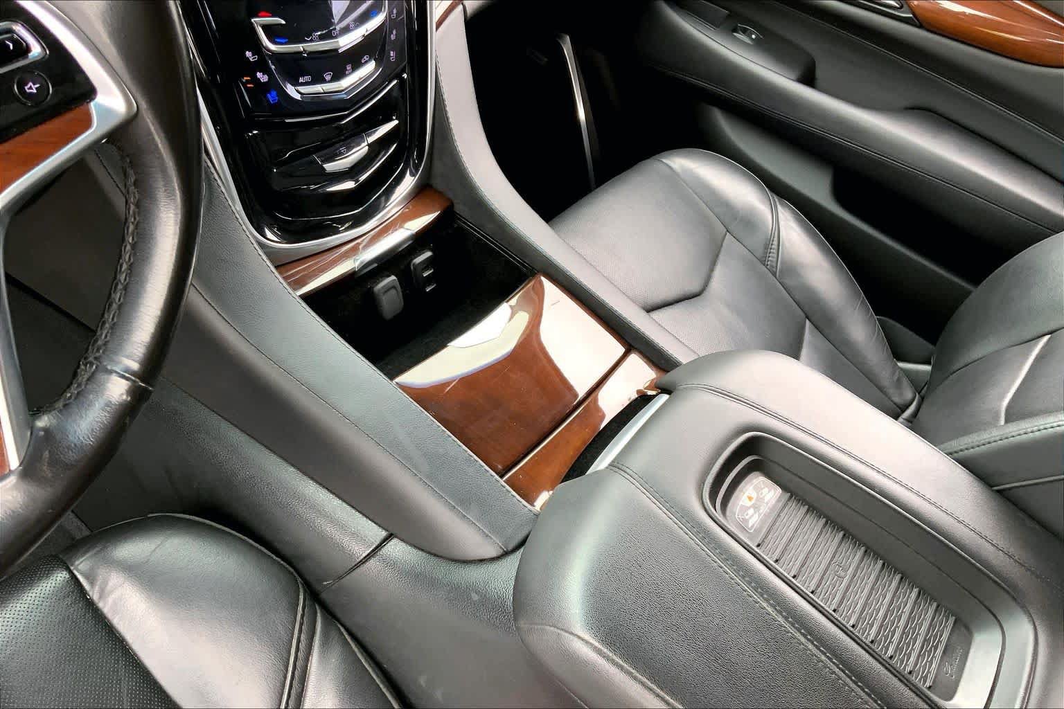 Used 2019 Cadillac Escalade Luxury AWD/4WD image 15