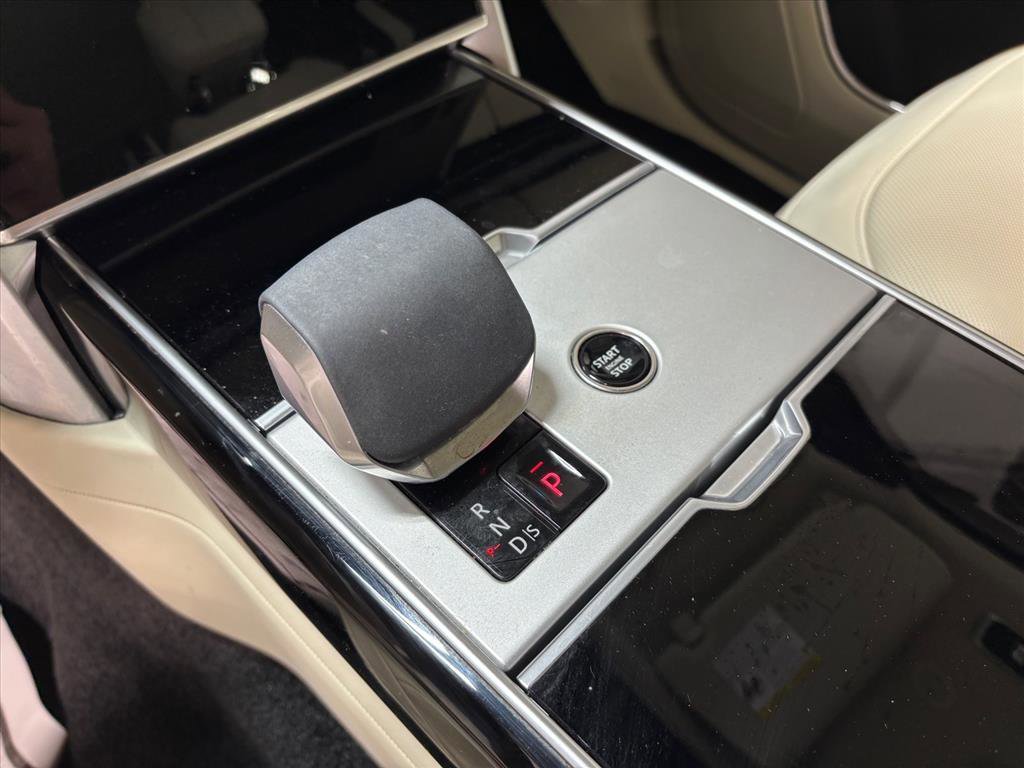 Used 2025 Land Rover Range Rover Long Wheelbase SE image 15