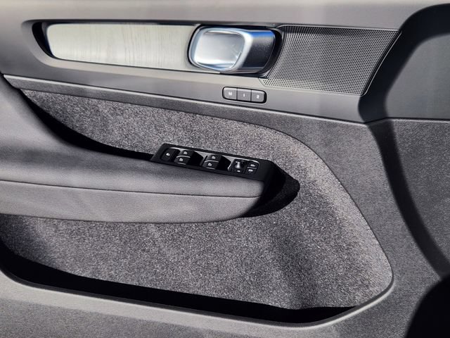 New 2026 Volvo XC40 B5 Core AWD/4WD image 9