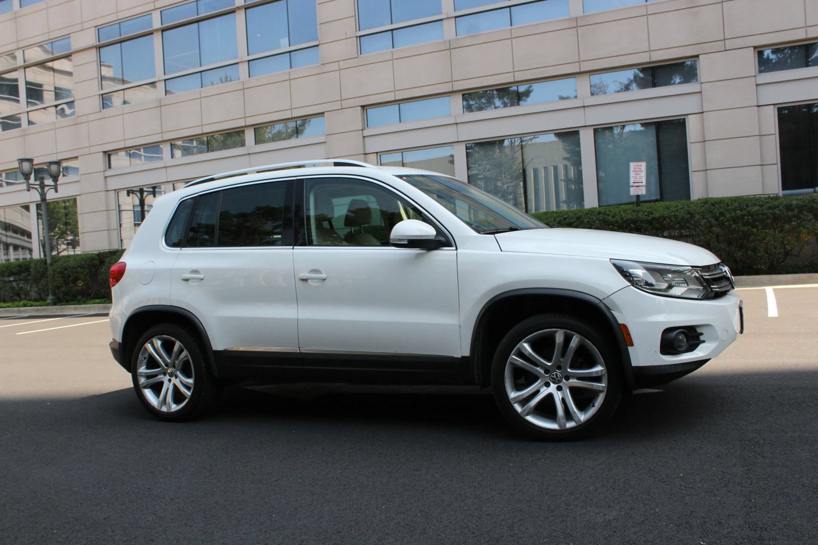 Used 2013 Volkswagen Tiguan SEL FWD image 2