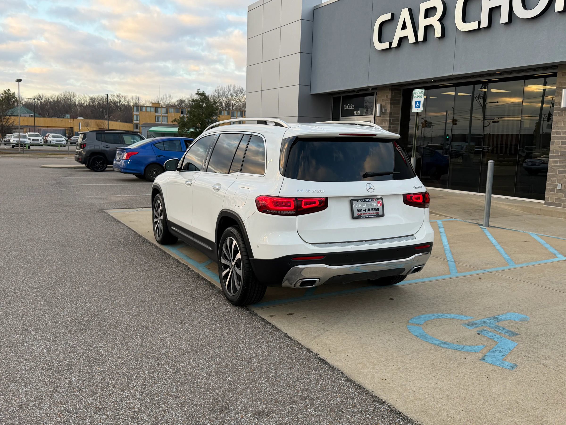 Used 2022 Mercedes-Benz GLB 250 4MATIC image 2