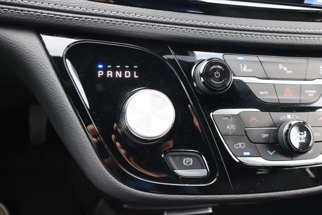 Used 2025 Chrysler Pacifica Select image 10