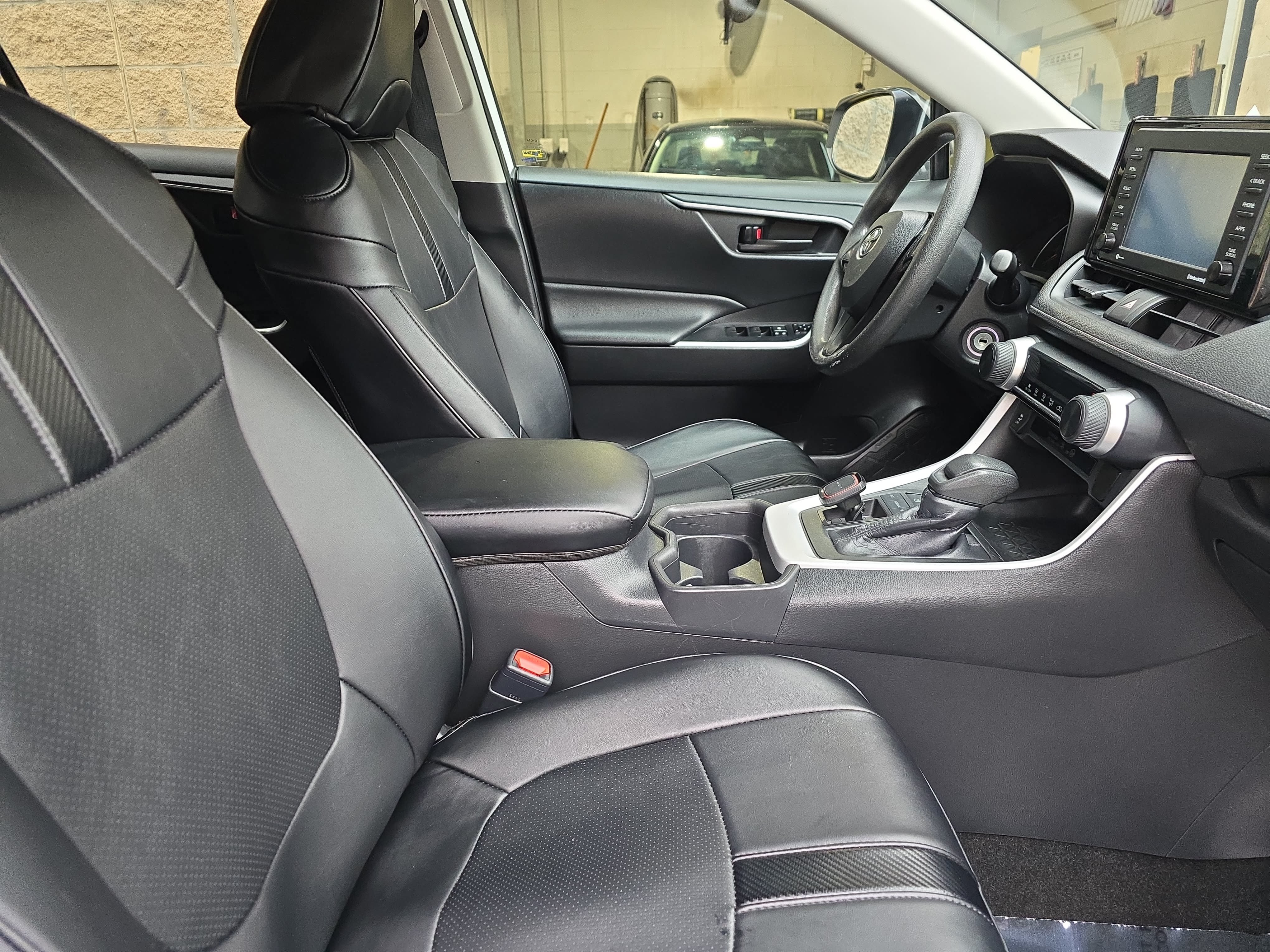 Used 2020 Toyota RAV4 LE FWD image 10