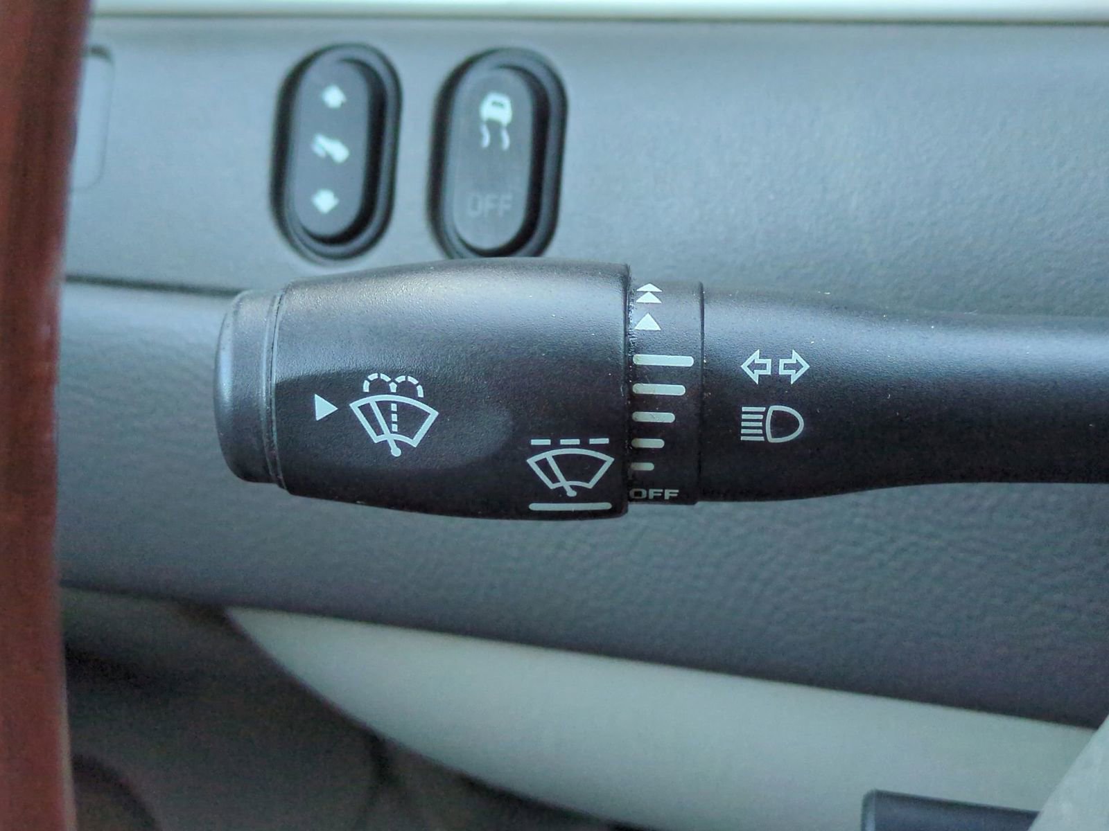 Used 2008 Lincoln Town Car Signature Limited image 25