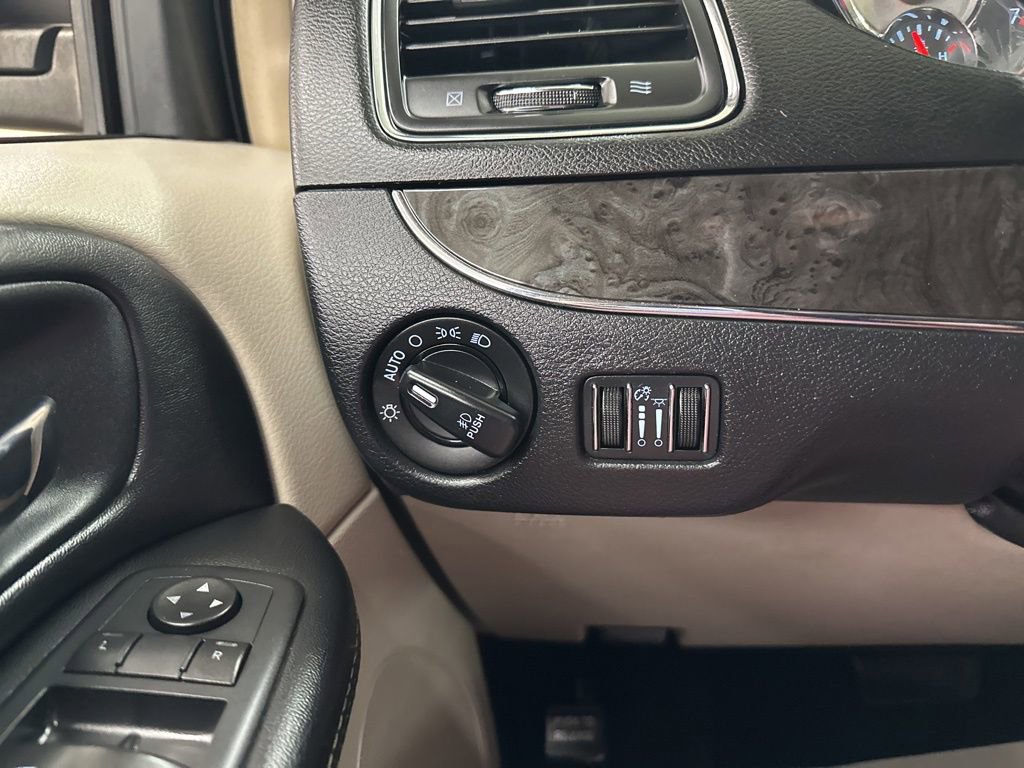 Used 2016 Chrysler Town & Country Touring image 35