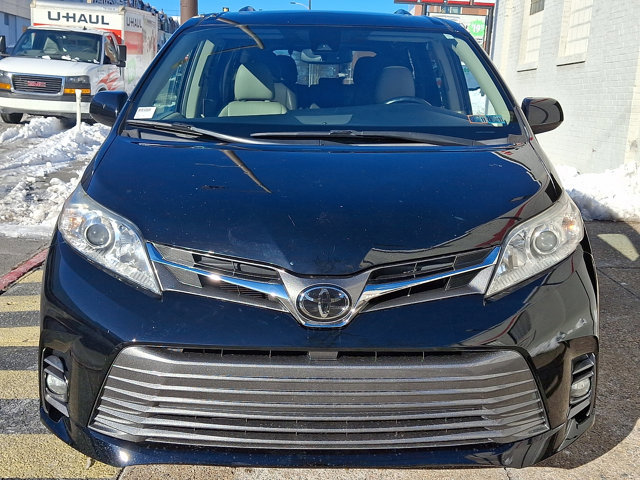 Used 2018 Toyota Sienna XLE w/ XLE Navigation Package video 2