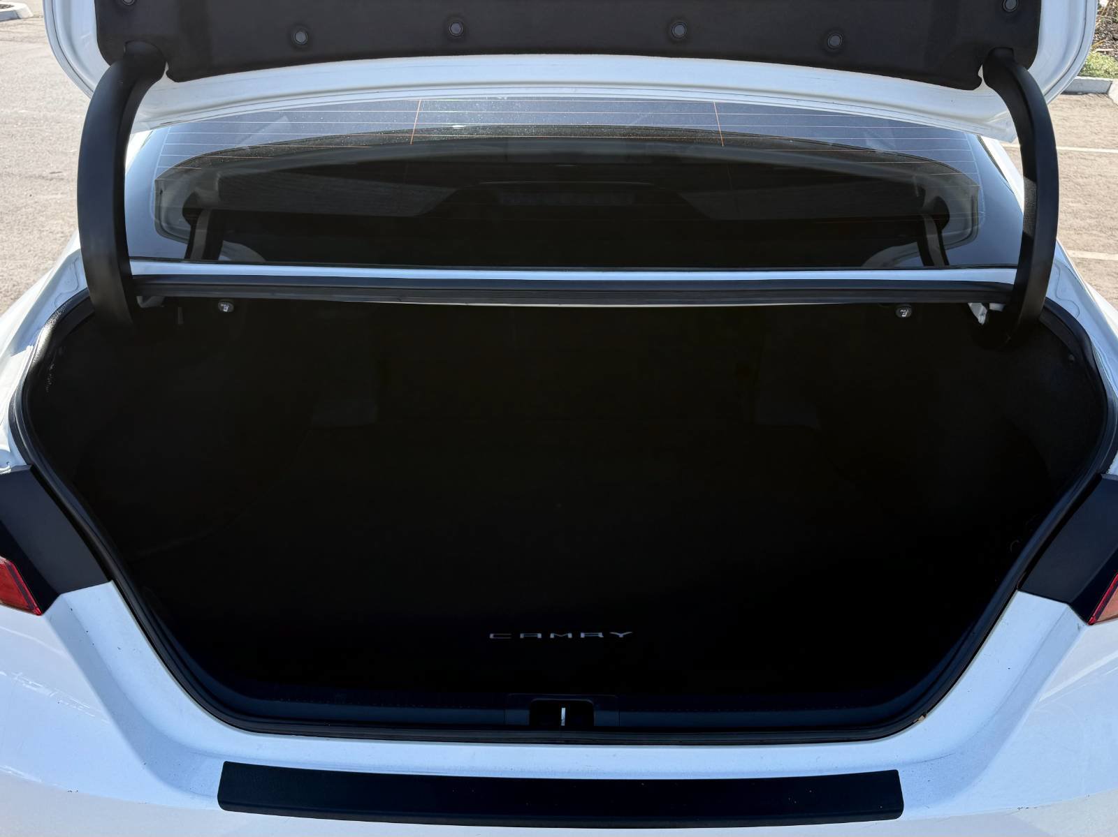 Used 2020 Toyota Camry SE w/ Carpet Mat Package FWD image 10