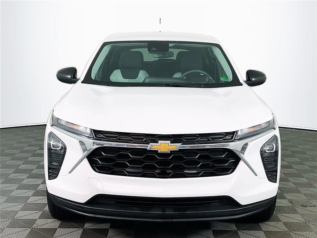 Certified 2025 Chevrolet Trax LS image 2