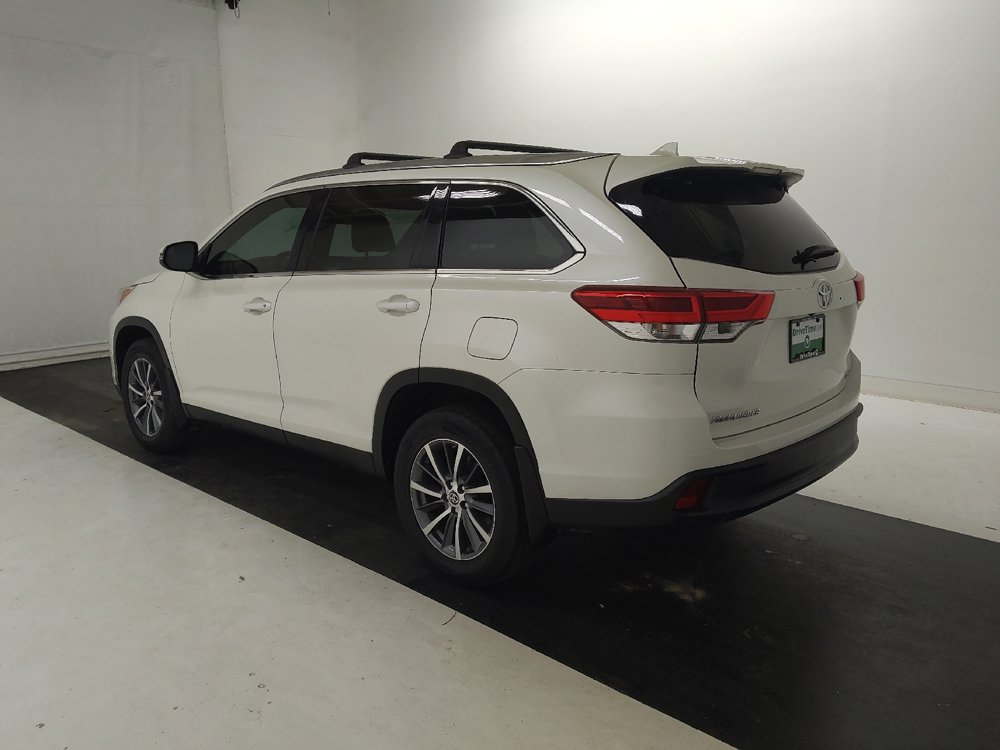 Used 2019 Toyota Highlander XLE FWD image 3