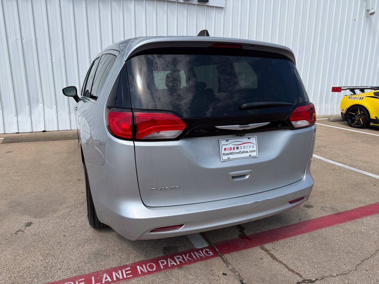 Used 2023 Chrysler Voyager LX FWD image 5
