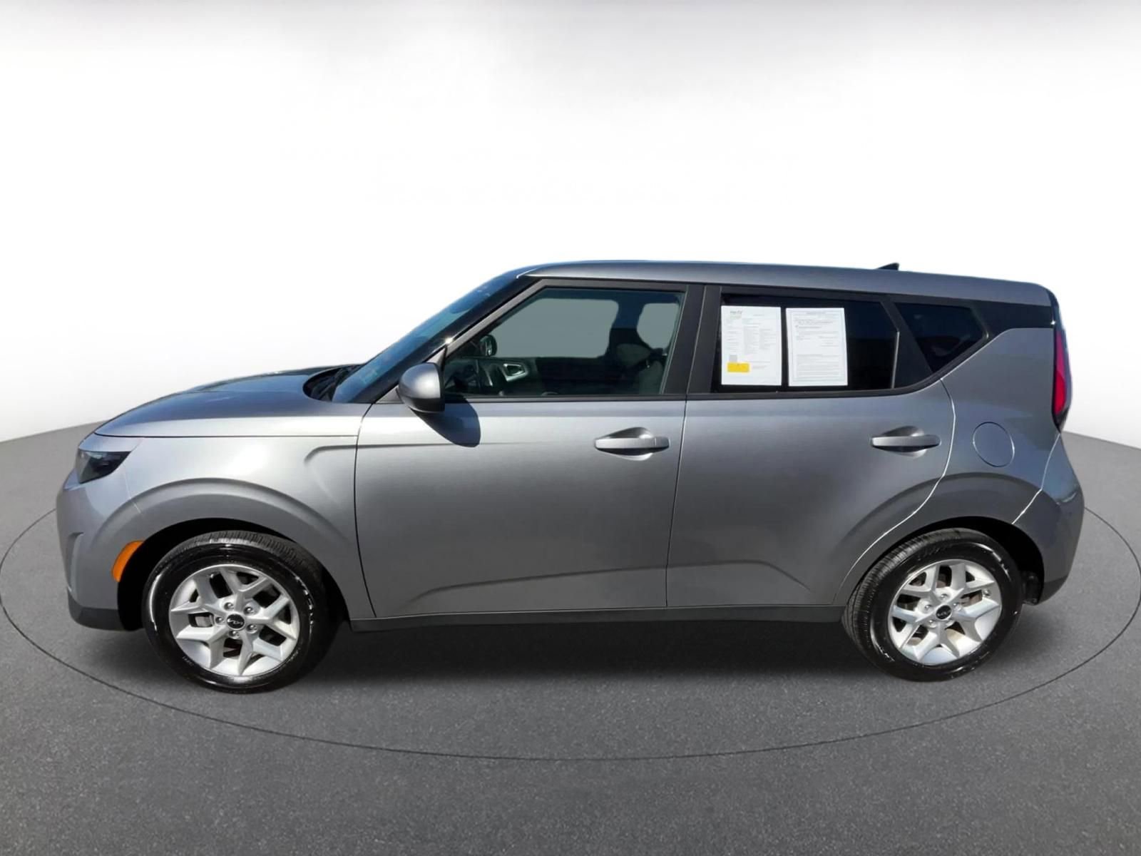 Used 2025 Kia Soul LX w/ LX Technology Package FWD image 8