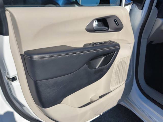 Certified 2024 Chrysler Pacifica Select image 13