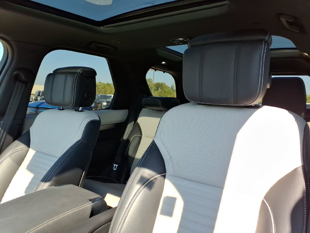Used 2024 Land Rover Discovery Dynamic SE AWD/4WD image 17