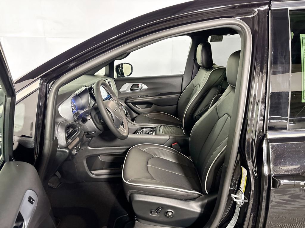New 2026 Chrysler Pacifica Limited w/ Uconnect Theater Family Group image 11