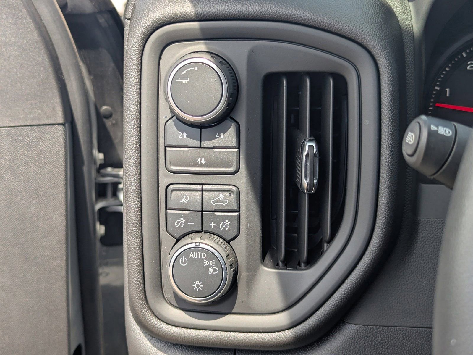 Used 2025 Chevrolet Silverado 2500 Custom w/ Custom Value Package image 32