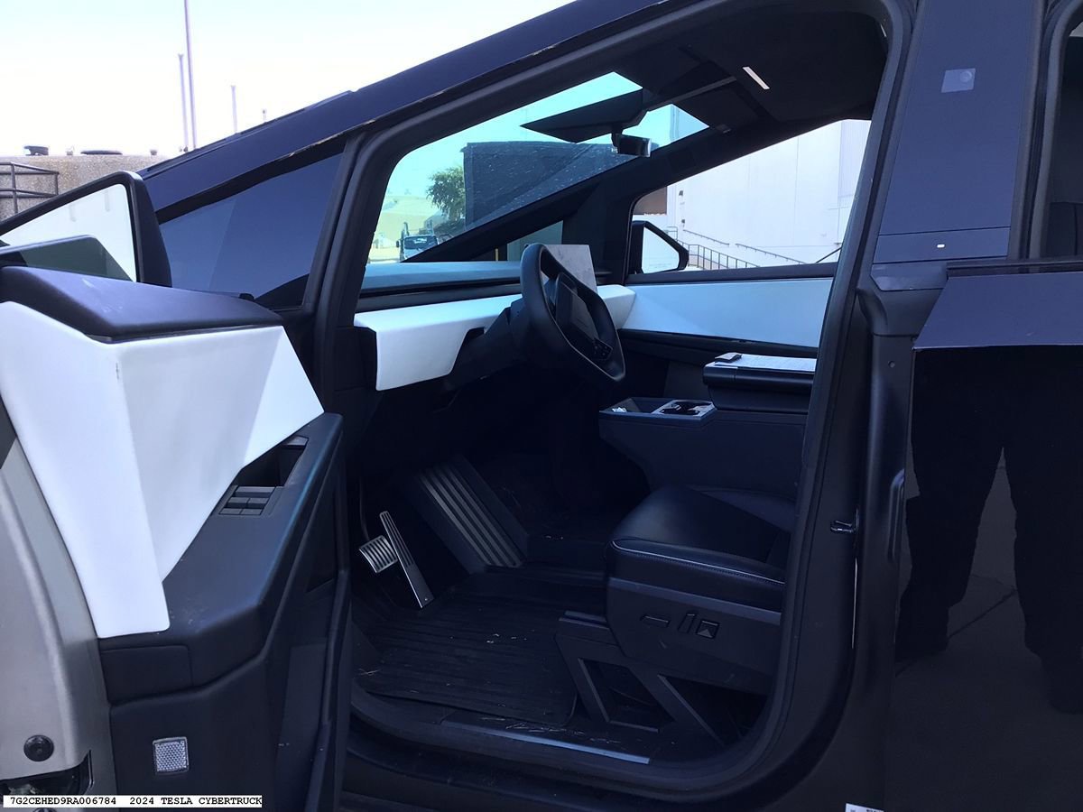 Used 2024 Tesla Cybertruck AWD Crew Cab image 11