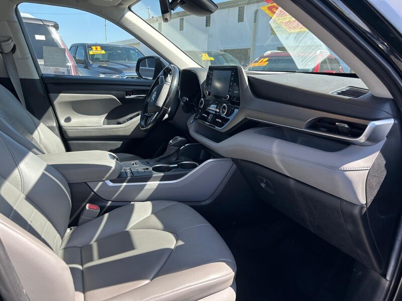 Used 2020 Toyota Highlander XLE AWD/4WD image 19