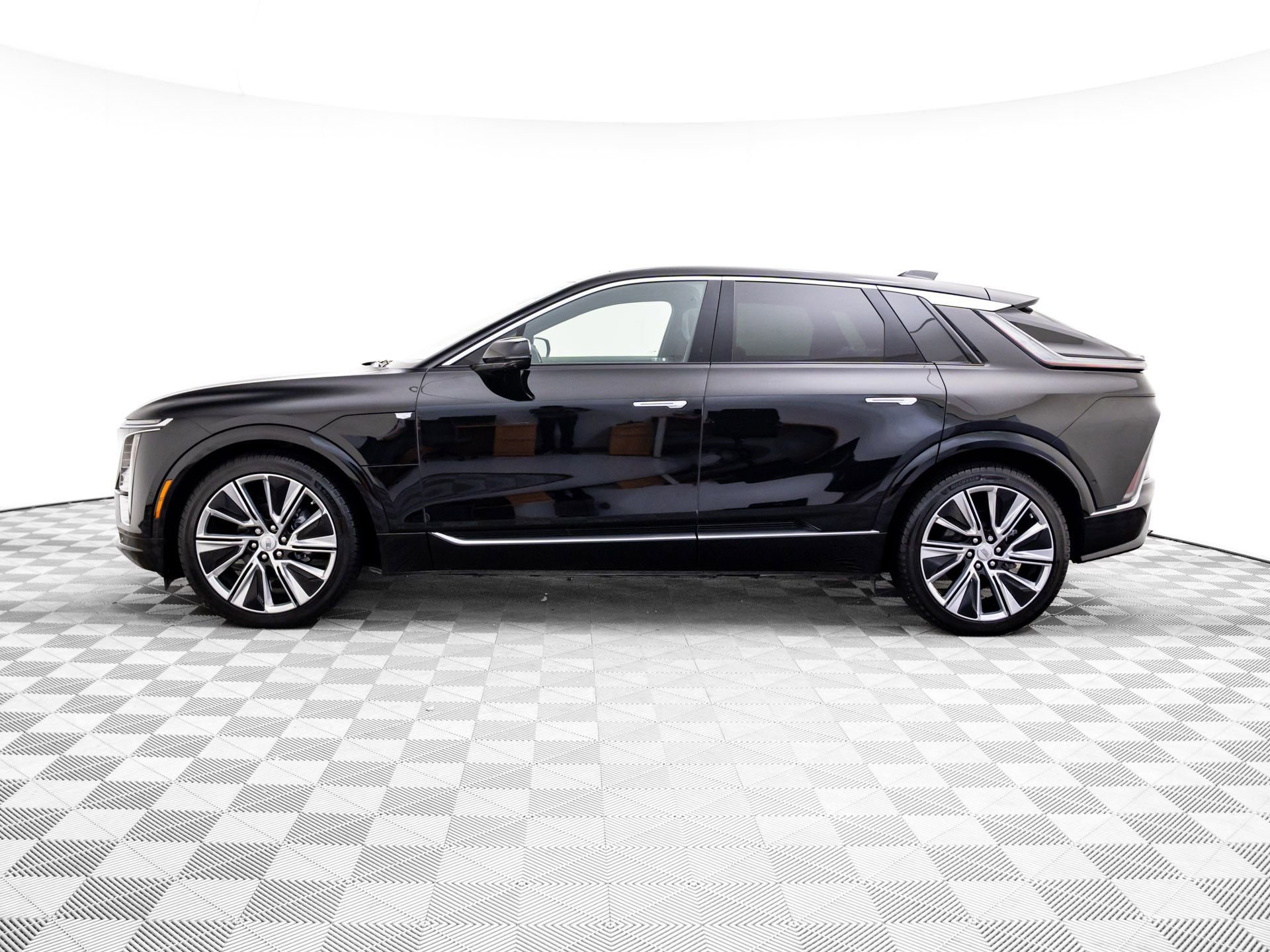 Certified 2025 Cadillac Lyriq Luxury w/ LPO, Floor Liner Package image 2