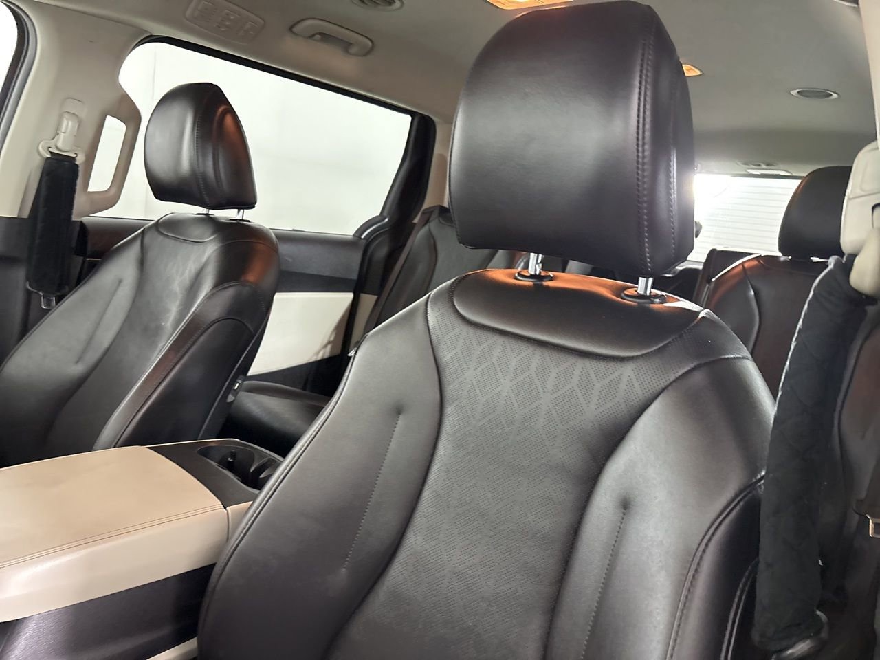 Used 2023 Kia Carnival LX image 8
