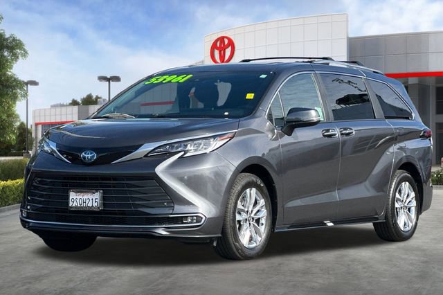 Used 2025 Toyota Sienna Limited image 9