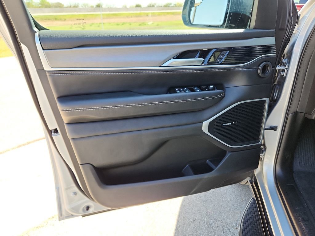 New 2025 Jeep Wagoneer L Series II w/ Convenience Group I AWD/4WD image 13