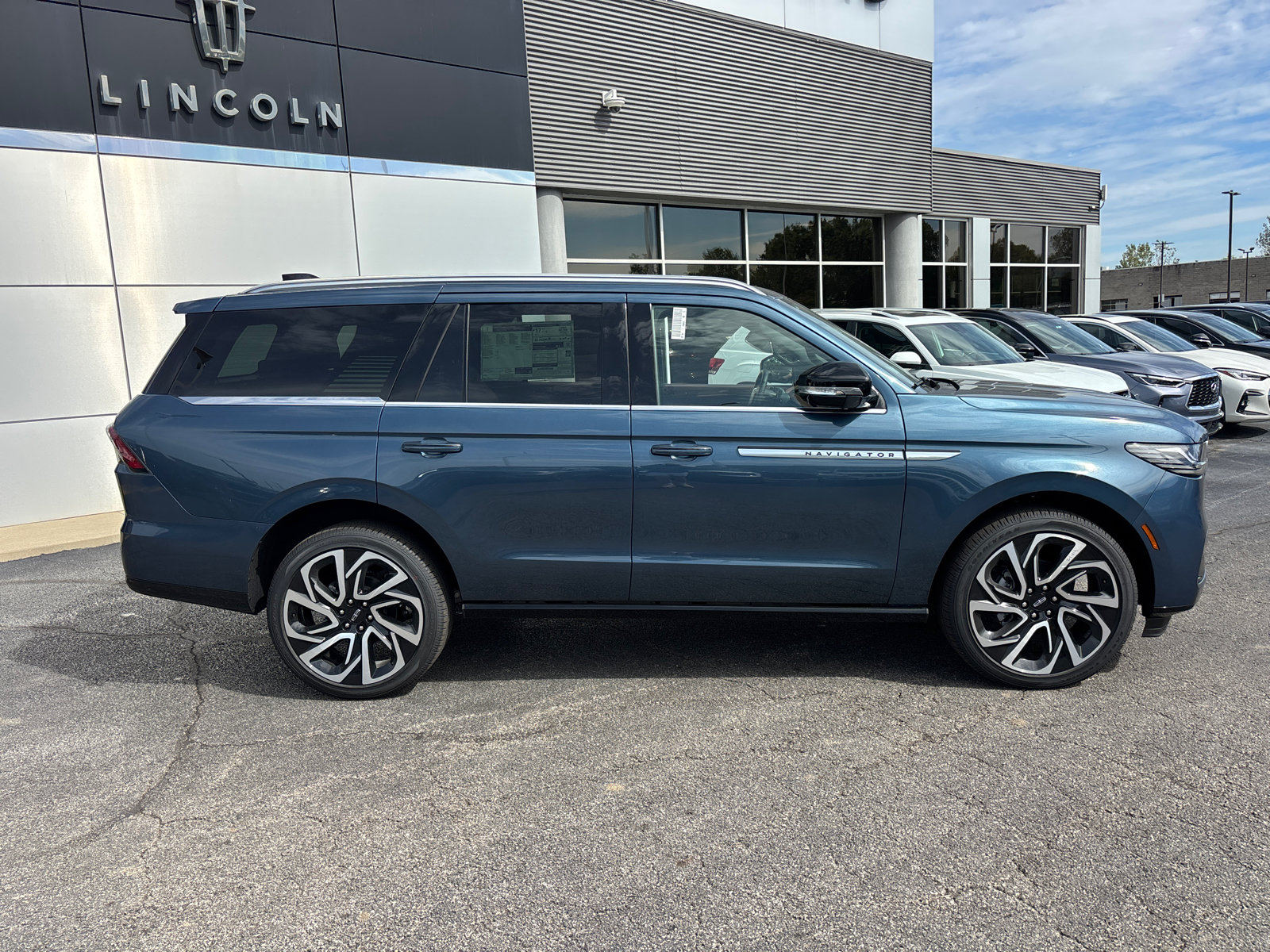 New 2027 Lincoln Navigator Reserve AWD/4WD image 8