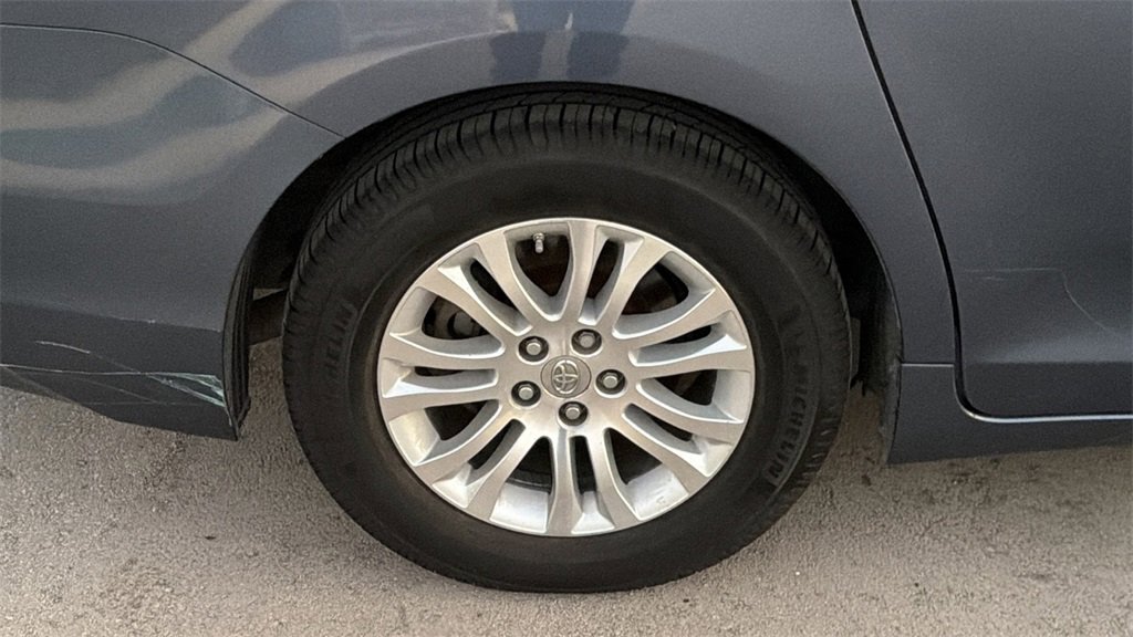 Used 2014 Toyota Sienna XLE image 9