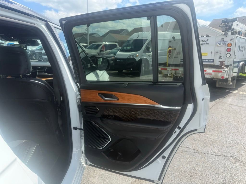 Used 2022 Jeep Grand Cherokee Summit AWD/4WD image 54