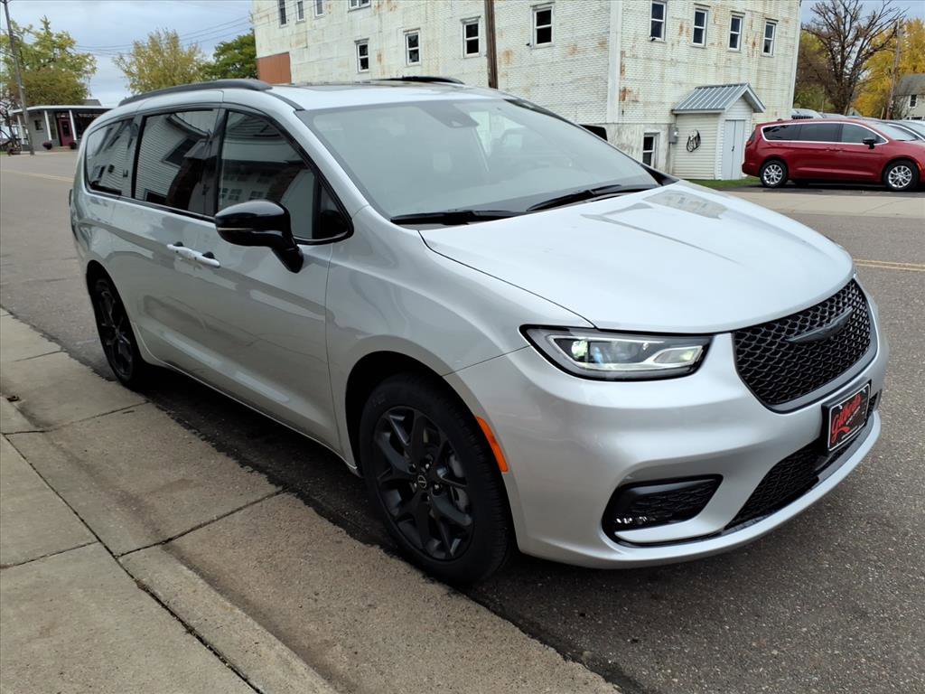 New 2026 Chrysler Pacifica Limited w/ S Appearance Package image 4