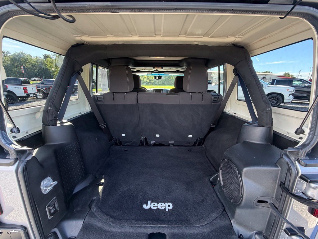 Used 2014 Jeep Wrangler Unlimited Sahara w/ Connectivity Group AWD/4WD image 17