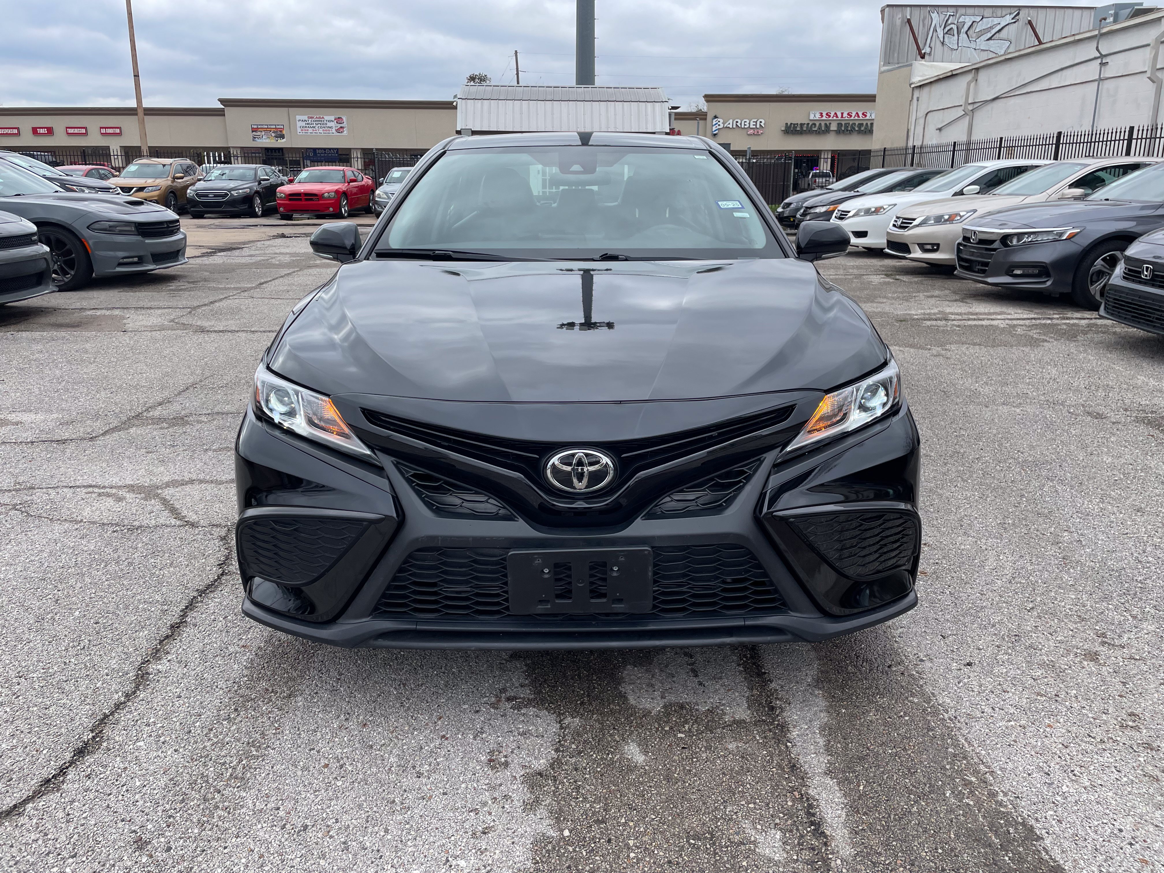 Used 2022 Toyota Camry SE FWD image 1