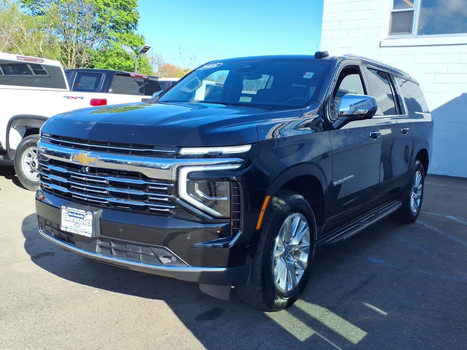 Used 2025 Chevrolet Suburban Premier AWD/4WD image 3