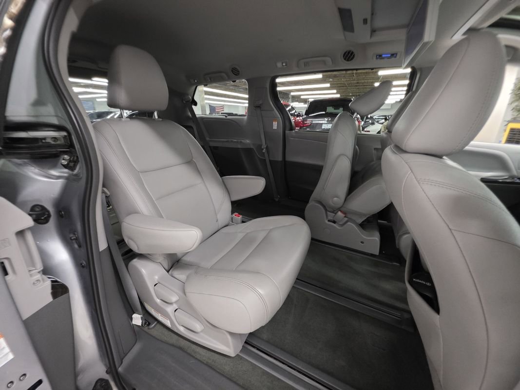 Used 2017 Toyota Sienna XLE Premium image 14