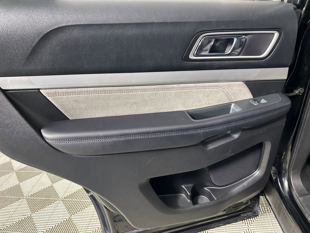 Used 2017 Ford Explorer XLT w/ Equipment Group 202A image 16