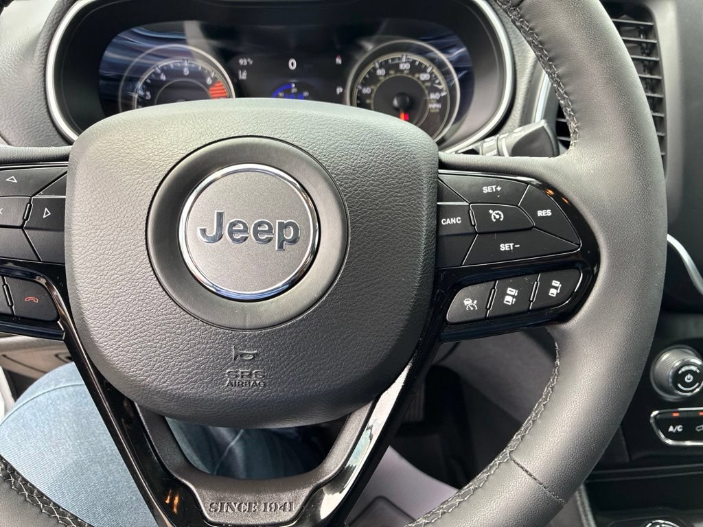 Used 2023 Jeep Cherokee Altitude Lux w/ Mopar Interior Package AWD/4WD image 26