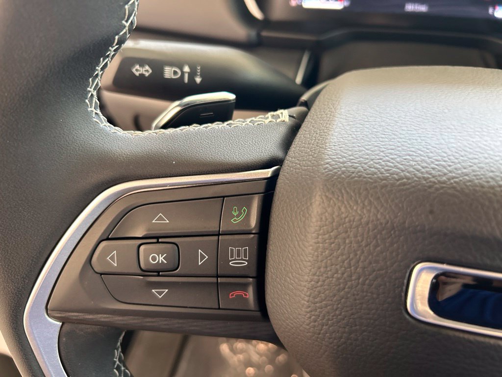 Used 2025 Jeep Grand Cherokee Laredo AWD/4WD image 42