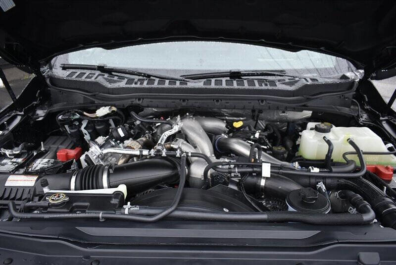 Used 2025 Ford F450 Platinum w/ Camper Package image 9