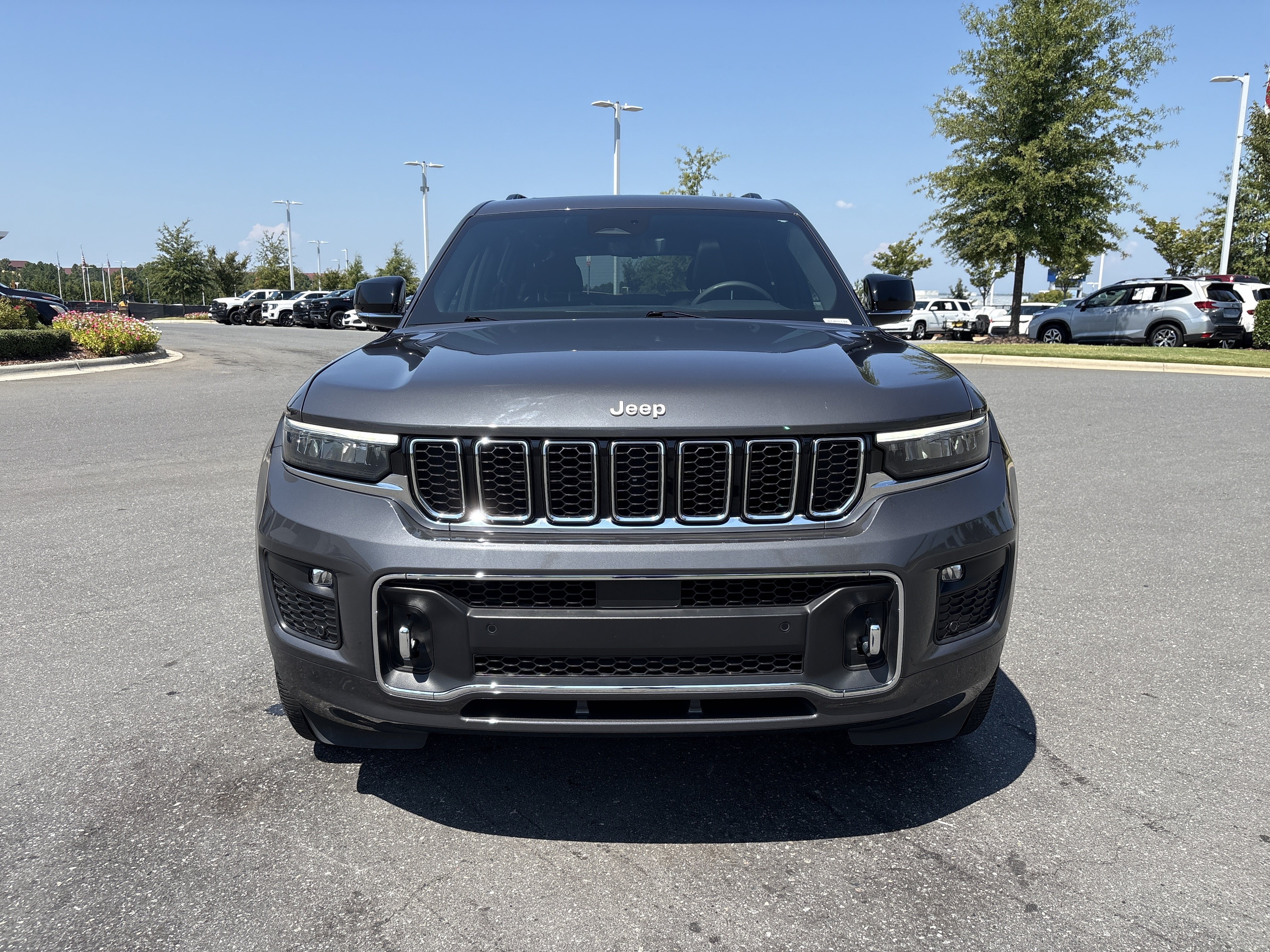 Used 2024 Jeep Grand Cherokee L Overland w/ Luxury Tech Group IV AWD/4WD image 3