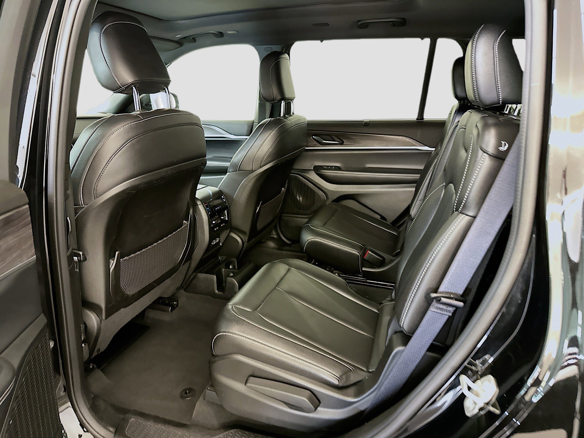 Used 2024 Jeep Grand Cherokee L Limited w/ Luxury Tech Group II image 30