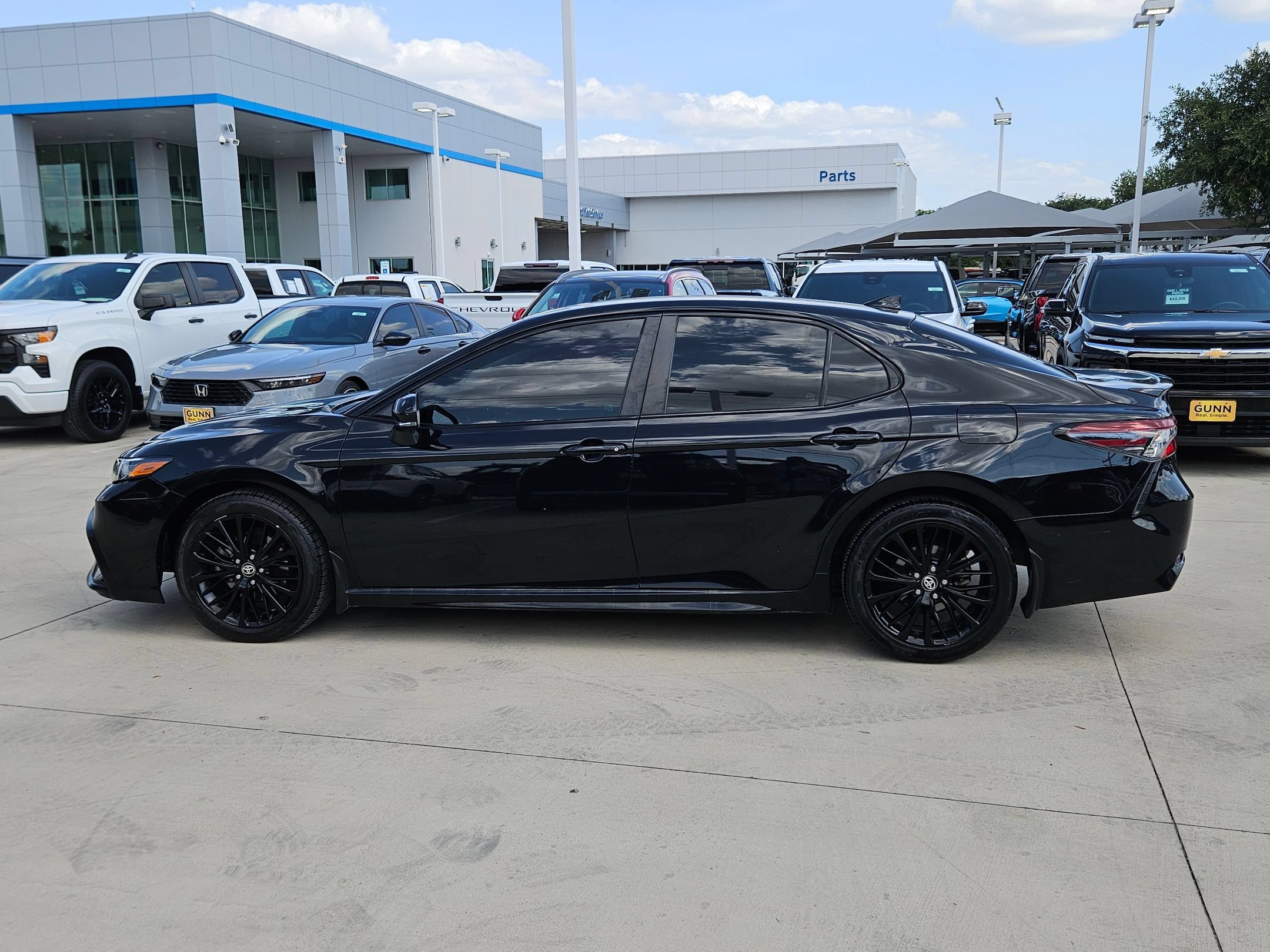 Used 2022 Toyota Camry SE FWD image 6