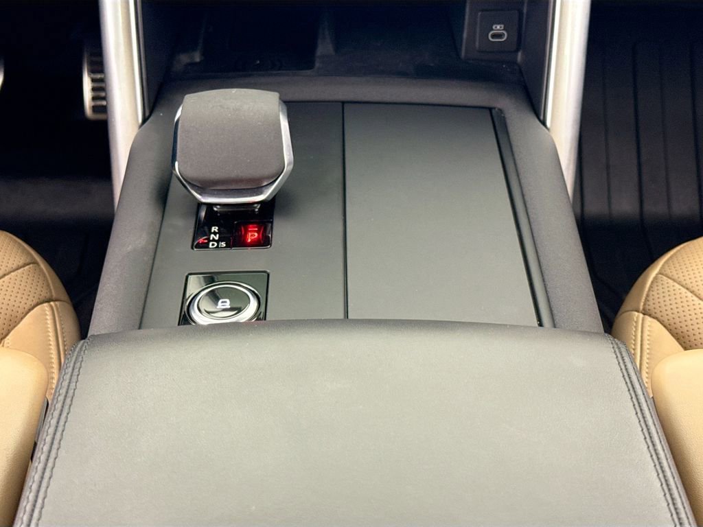 Used 2024 Land Rover Discovery Metropolitan Edition AWD/4WD image 12