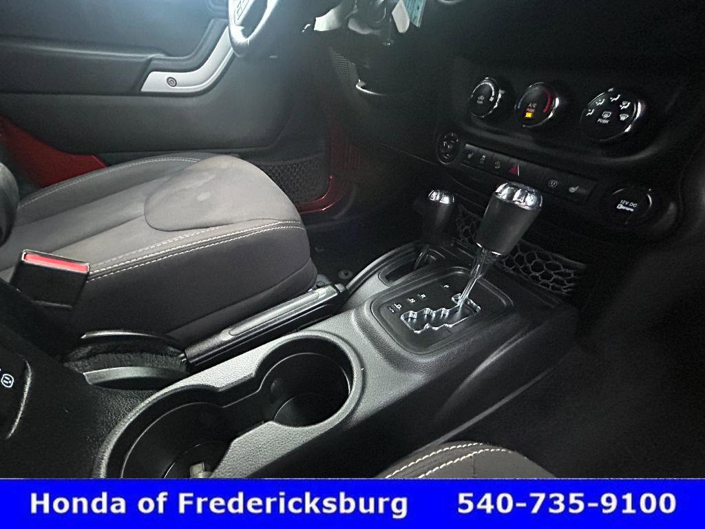 Used 2014 Jeep Wrangler Unlimited Sahara w/ Connectivity Group AWD/4WD image 20