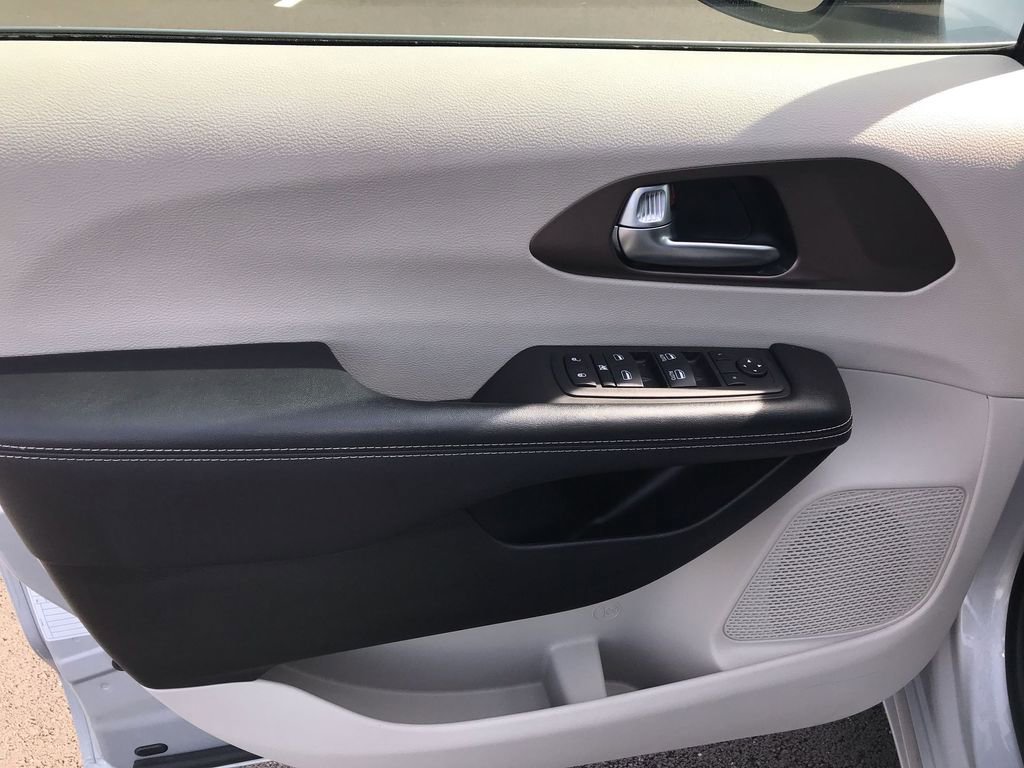 Used 2023 Chrysler Voyager LX image 13