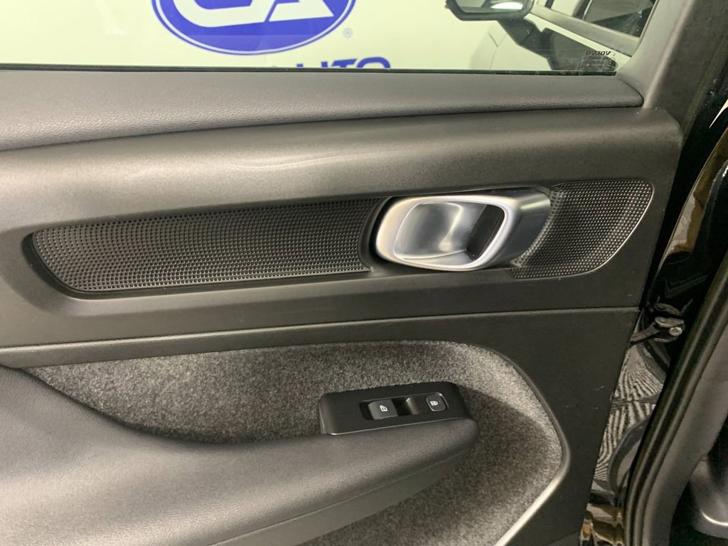 Used 2022 Volvo XC40 T5 Momentum image 31