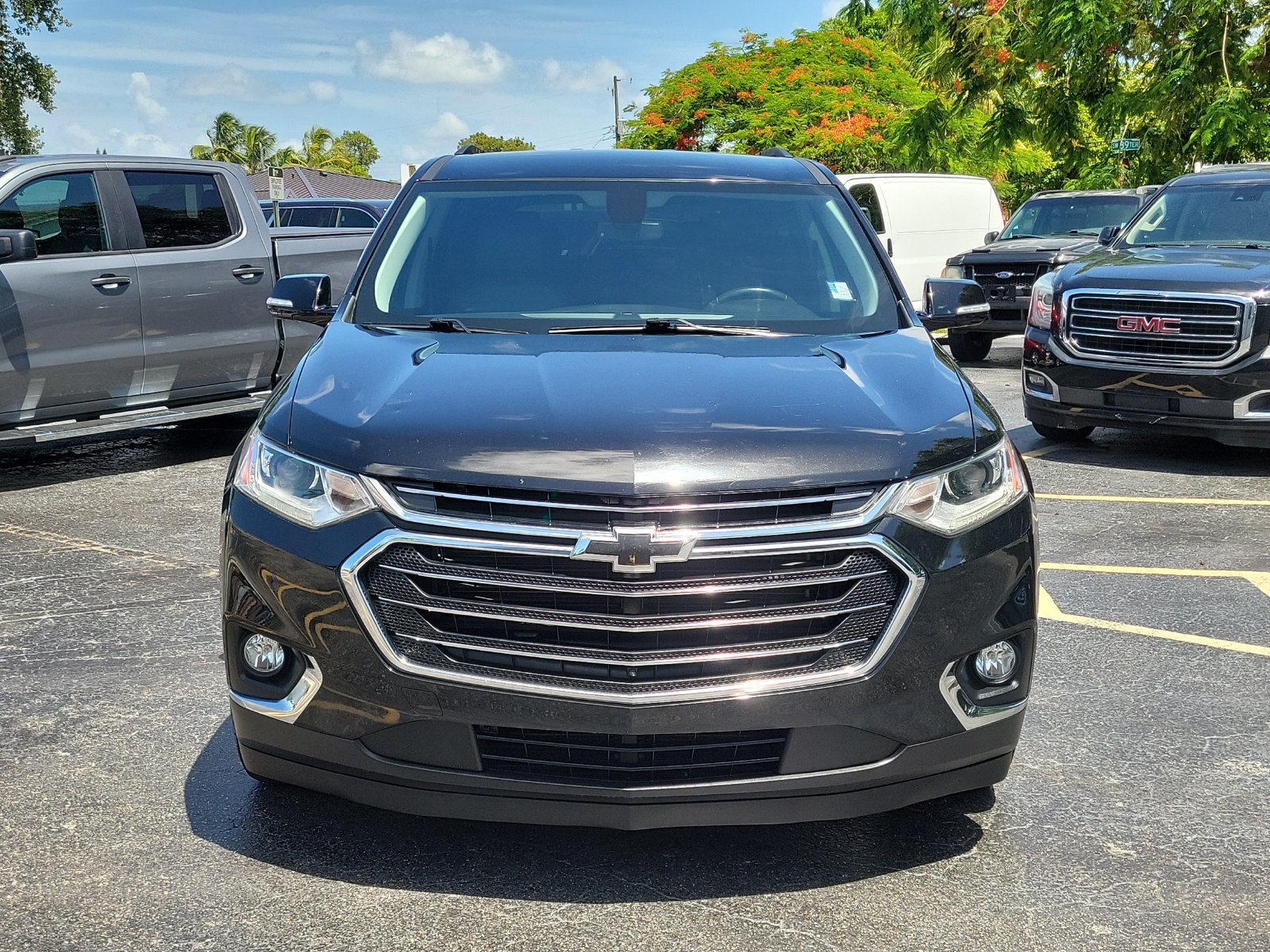 Used 2019 Chevrolet Traverse LT w/ LT Premium Package FWD image 2
