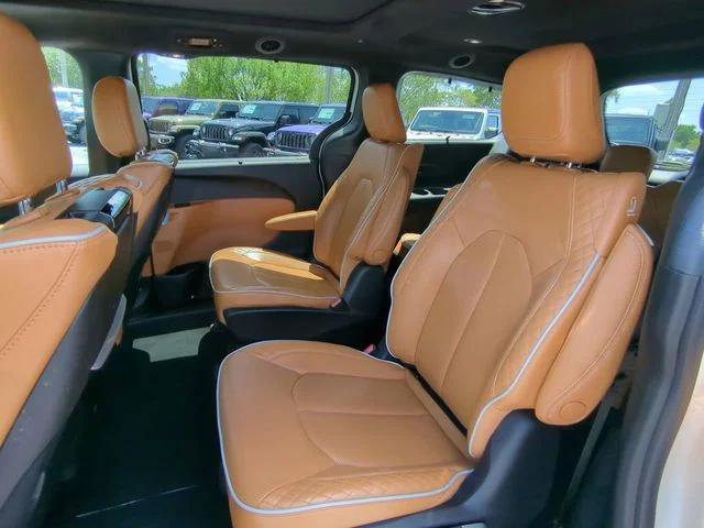 Certified 2023 Chrysler Pacifica Pinnacle FWD image 17
